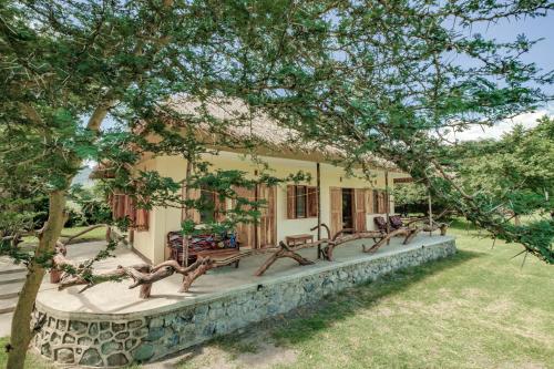 Сад в Lake Natron Maasai giraffe eco Lodge and camping
