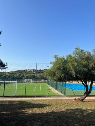 Εγκαταστάσεις για τένις ή/και σκουός στο Appartamento Porto Rotondo Rudargia 2 ή εκεί κοντά