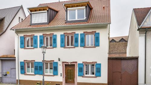 Una casa con persianas azules. en Altstadttraum, en Endingen am Kaiserstuhl