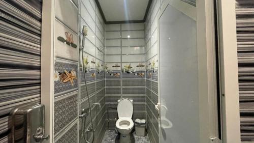 małą łazienkę z toaletą w kabinie w obiekcie Échappée Belle - Confort & Tradition w mieście Tarudant