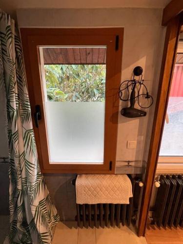 une fenêtre dans une salle de bains pourvue d'un radiateur dans l'établissement Very Quiet and Cosy Big Apartment, à Saint-Ouen