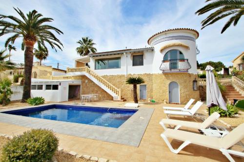 Villa con piscina y palmeras en Golondrina - panoramic hillside holiday house in Moraira, en Moraira