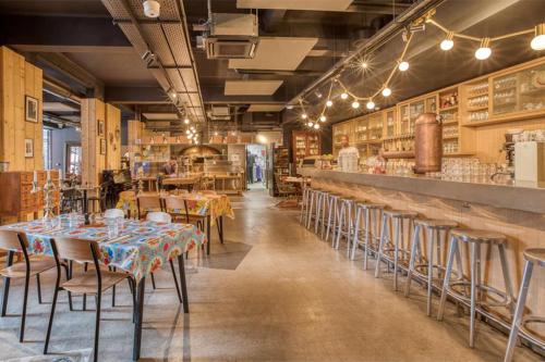 un restaurant avec des tables et des chaises dans une salle dans l'établissement Very Quiet and Cosy Big Apartment, à Saint-Ouen