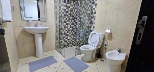 łazienka z toaletą i umywalką w obiekcie La Paloma Blanca w mieście Tetuan