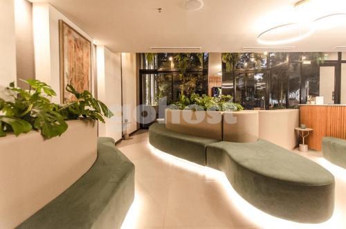 Ruang duduk di Elegant Apartment Blocks Away From La Galeria