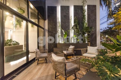 Ruang duduk di Elegant Apartment Blocks Away From La Galeria