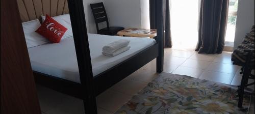 מיטה או מיטות בחדר ב-SEBULENI FULLY SERVICED APARTMENTS - NEAR NYALI BEACH Mombasa