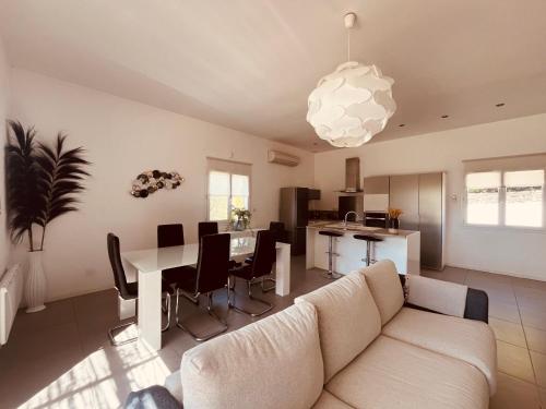 Kuchyň nebo kuchyňský kout v ubytování La villa Casa Vaunage