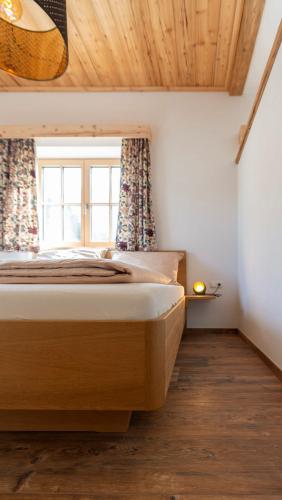 Una cama o camas en una habitación de Beim Schwarzmarl - Your Austrian Home
