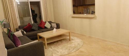 a living room with a couch and a table at شقة مع اطلالة رائعة على البحر in Rabat
