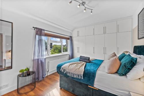 Llit o llits en una habitació de Lovely 3 Bed in the heart of Windsor - Garden