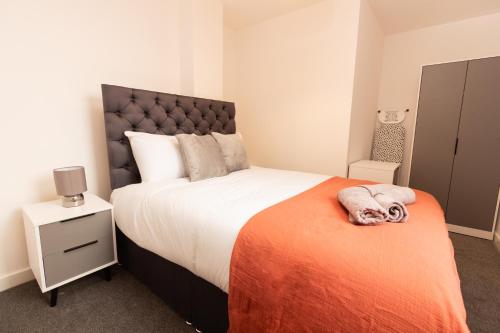 1 dormitorio con 1 cama grande con manta naranja en Boutique 1BR Apartment in the heart of Preston, en Preston