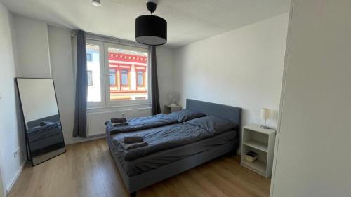 - une chambre avec un lit et une grande fenêtre dans l'établissement Air Apartments 4, à Brême