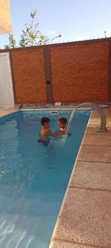 duas crianças estão a nadar numa piscina em LOS NARANJOS em Reconquista