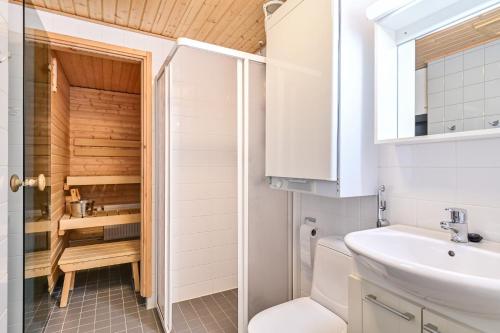 y baño con aseo y lavamanos. en Ylläs Saaga Ski Chalets, en Ylläsjärvi