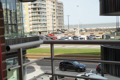 - une vue depuis la fenêtre d'un parking avec une voiture dans l'établissement ORCHIS Duplex, à Knokke-Heist