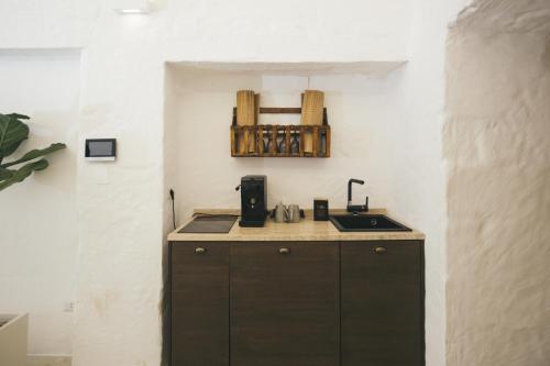 eine Küche mit einer Spüle und einer Arbeitsplatte in der Unterkunft Mediterranee Suite in Lecce