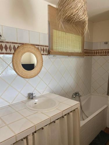 une salle de bain avec un lavabo, une baignoire et un miroir dans l'établissement Magnifique villa toute climatisée, à Éguilles