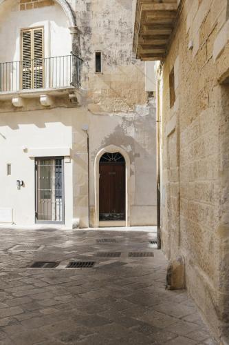 an alley in an old building with a door at Mediterranee Suite in Lecce