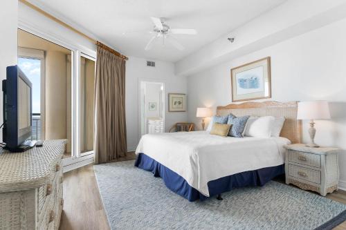- une chambre avec un lit et une télévision à écran plat dans l'établissement Beach Colony Tower 8B, à Perdido Key