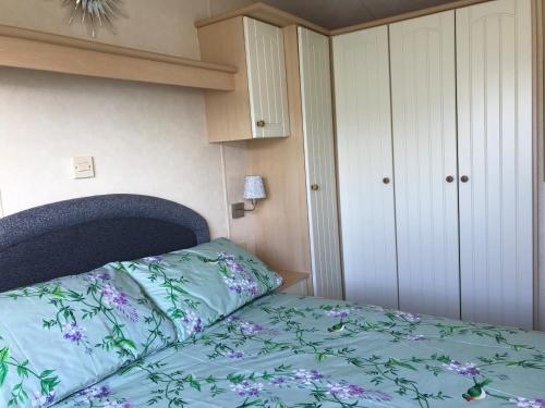 Postel nebo postele na pokoji v ubytování Beautifully Presented 2 Bedroom Static Caravan