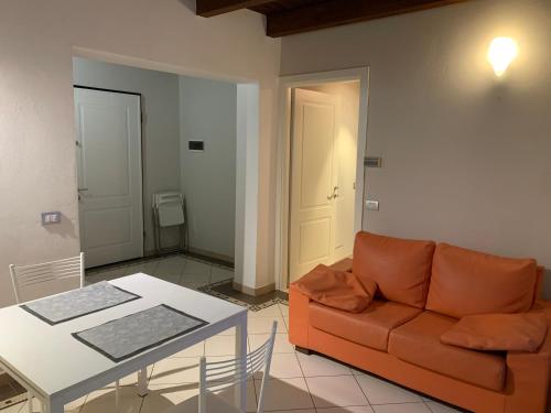 a living room with a couch and a table at VILLA CAMPESTRE in Colombaro