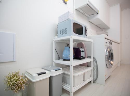 lavadero con lavadora y lavadora en Seoul Station Joey N Ray house en Seúl