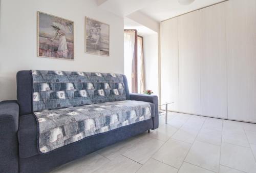 een woonkamer met een blauwe bank in een kamer bij Appartamento Francisca in Domaso