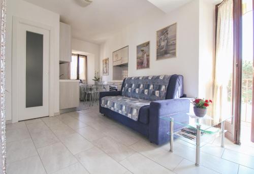 a living room with a blue couch and a table at Appartamento Francisca, Domaso, Como Lake in Domaso