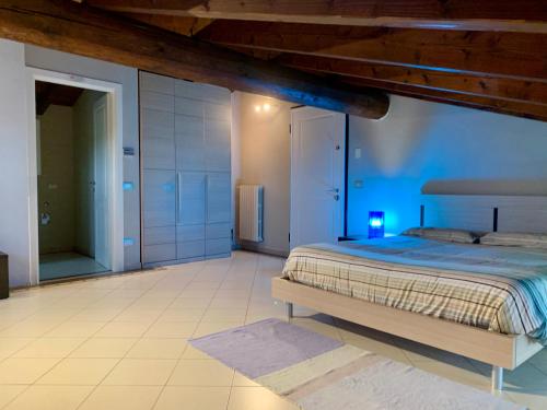 VILLA CAMPESTRE في Colombaro: غرفة نوم بسرير وجدار ازرق