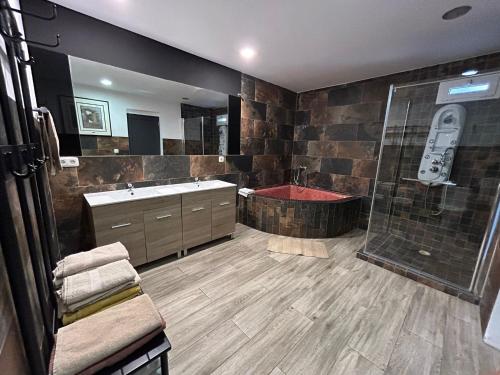 uma grande casa de banho com banheira e chuveiro em Villa de Ingenio JAVAZU em Ingenio