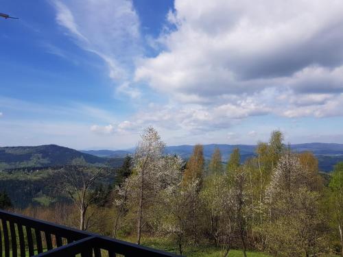 uma vista para as montanhas a partir da varanda de uma casa em Surzynówka em Stryszawa