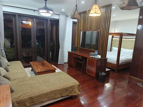 salon z kanapą, łóżkiem i lustrem w obiekcie Happy hour HOTEL w mieście Luang Prabang