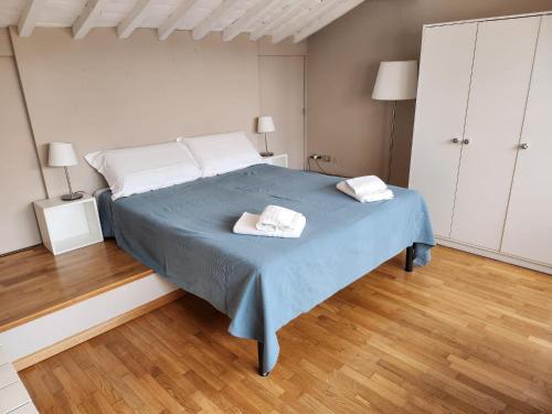 ein Schlafzimmer mit einem Bett mit zwei Handtüchern darauf in der Unterkunft Mansarda Salviatino in Florenz