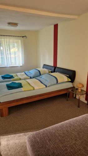 מיטה או מיטות בחדר ב-Ferienhaus Kleinmoellerchen