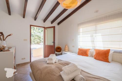 a bedroom with a large bed with towels on it at CostaBlancaDreams Casa Narciso in Calpe in Empedrola