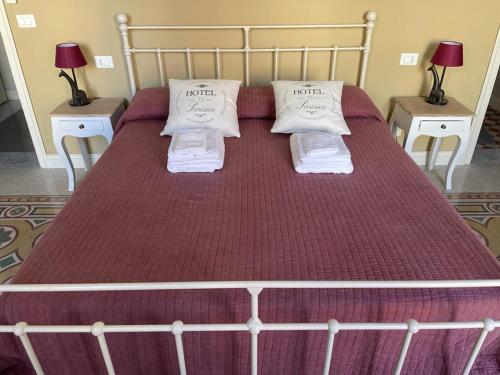 - un grand lit avec 2 oreillers dans l'établissement Appartamento Vento D'Estate, à Bagheria