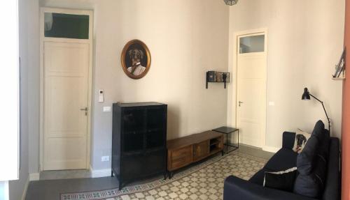 - un salon avec un canapé et une télévision dans l'établissement Appartamento Vento D'Estate, à Bagheria