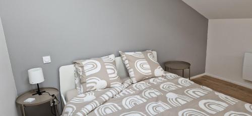 1 dormitorio con 1 cama con almohadas blancas y grises en Vue sur la BASILIQUE, en Bourg-en-Bresse