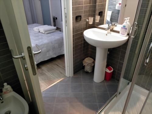 クロトーネにあるRe Mare B&Bのバスルーム(洗面台、トイレ付)、ベッド1台が備わります。