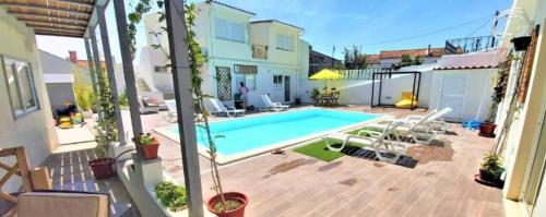 a swimming pool in the middle of a yard at Seixal Bay Village - Estúdio Vista Piscina in Seixal