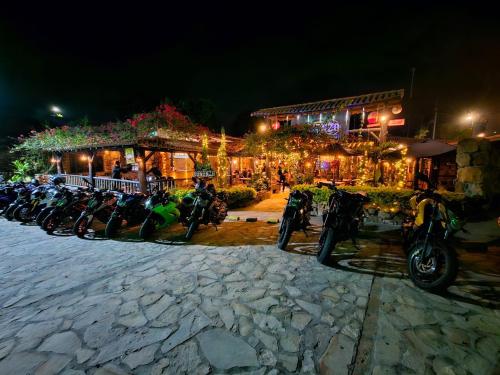 a row of motorcycles parked in front of a building at Cabañas y Hostal Bonanza mesa de los santos in Los Santos