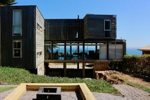 a house on the beach with a view at Casa Mirador Roca in Matanzas