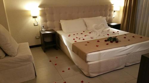 Una cama o camas en una habitación de HLL Hotel Lungolago Lecco-Como Lake
