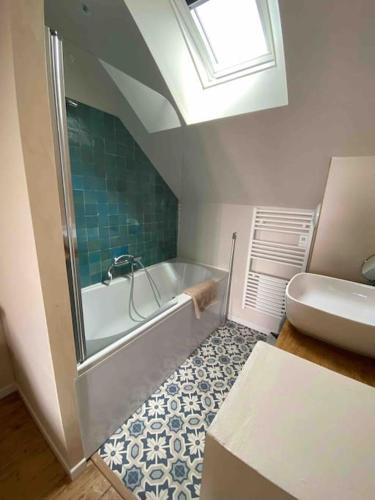 une salle de bain avec une baignoire, des toilettes et un lavabo dans l'établissement Charmante Petite maisonnette, à Quiberon