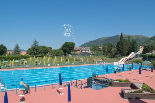 una grande piscina con piscina di B&B Dimora Morelli a Gubbio