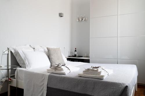 una camera da letto bianca con un letto e asciugamani di Central View Boutique a Firenze