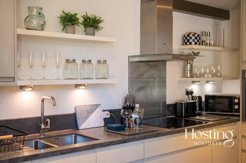 a kitchen with a sink and a counter top at The Evergreen Courtyard Henley-On-Thames in Henley on Thames