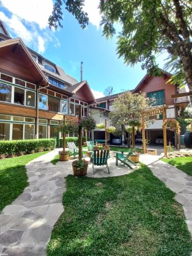 Un edificio con un banco delante de él. en Hotel Vovó Carolina, en Gramado