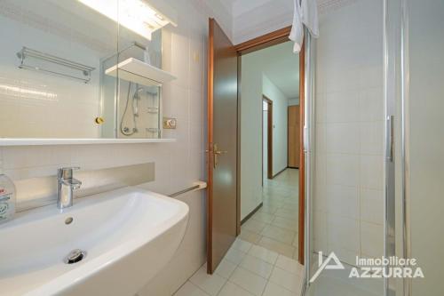 a bathroom with a sink and a shower at Casa Ruby - Immobiliare Azzurra in Lazise